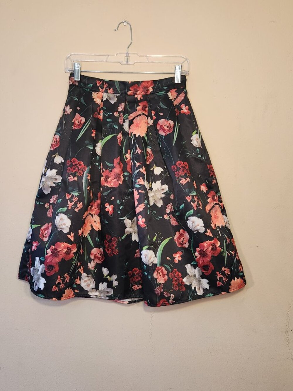 Forever 21 black flowered pleated skirt size S